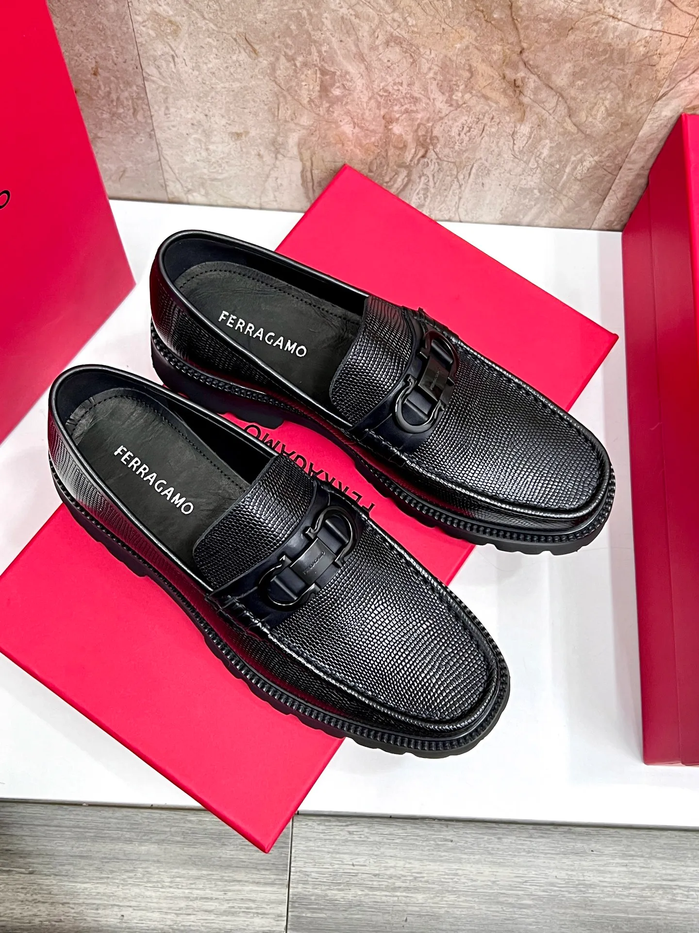 Original quality P580 Brand: Ferragamo Standard size: Men's size 38/44 (45.46 can be customized) Grade: Same style as the official website High-quality men's shoes Material: Customized first-layer calfskin with water-dyed cowhide lining Cowhide tiptoe Original non-slip and wear-resistant rubber outsole Style category: Men's formal business leather shoes are young and fashionable European and American trends British style Casual matching and comfortable feet Color: actual picture